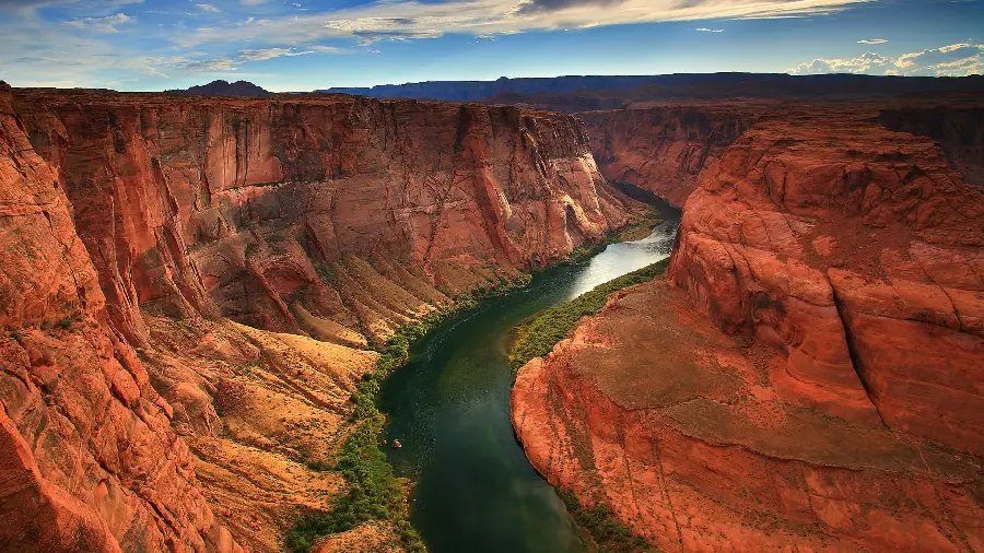 Download a pleasant wallpaper of the flowing water of the Colorado River in the Arizona desert for Windows