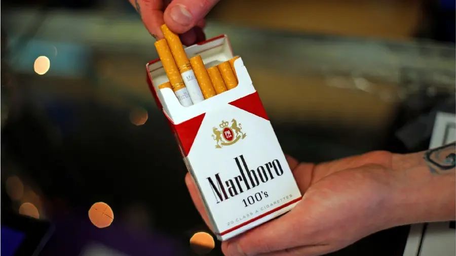 Attractive wallpaper of Marlboro cigarettes in the hands of a man