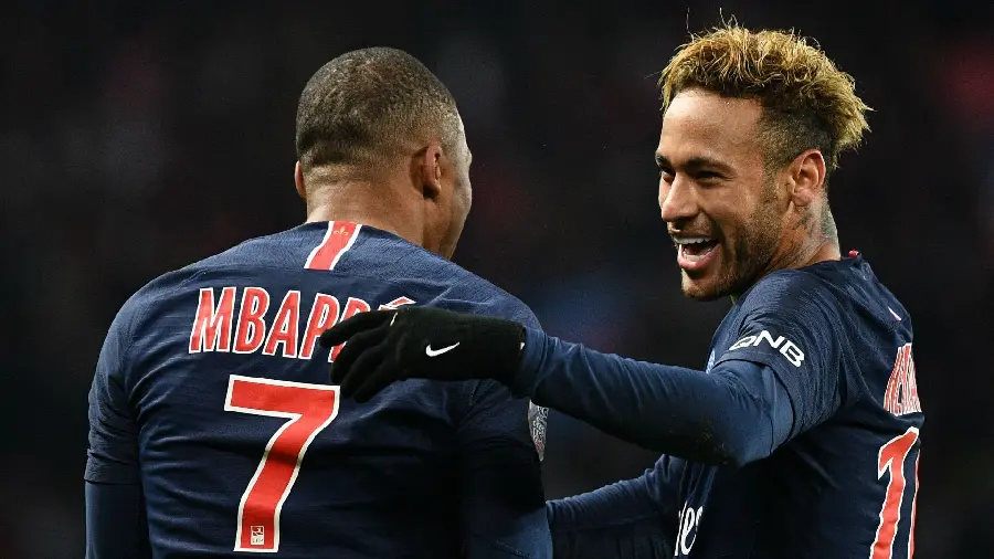 Download full-option wallpaper of Neymar with black gloves in his hands and smiling next to Mbappe