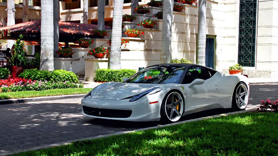Download Ferrari 458 car photos in the villa