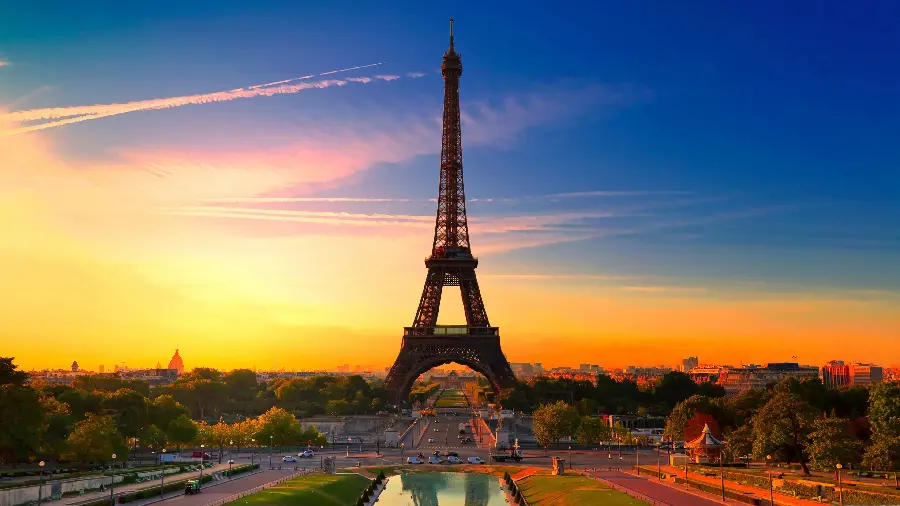 Download fresh and memorable profile photo of the lush nature around the Eiffel Tower, special tablet wallpaper