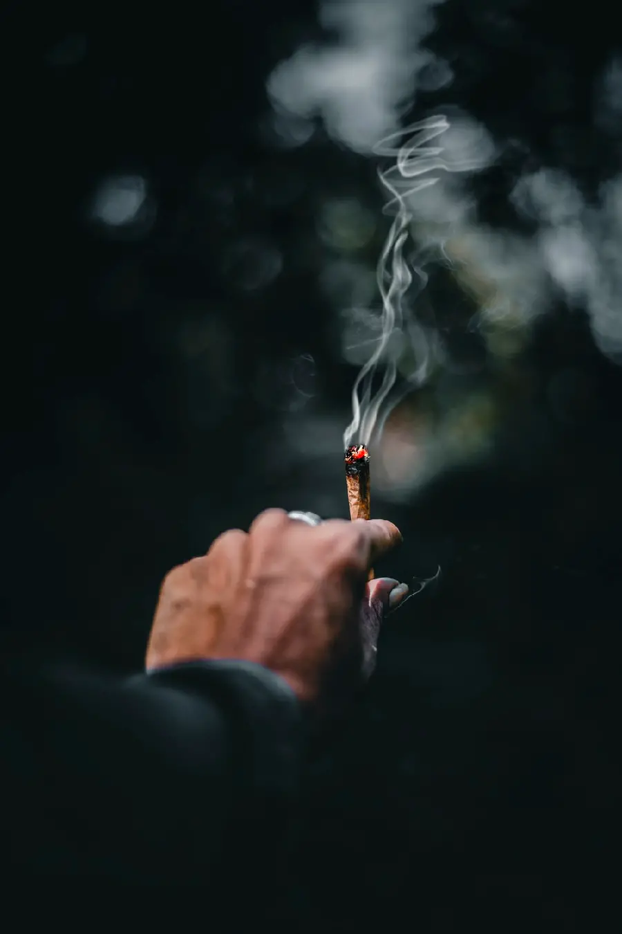 Free download of attractive smoker wallpaper for Samsung