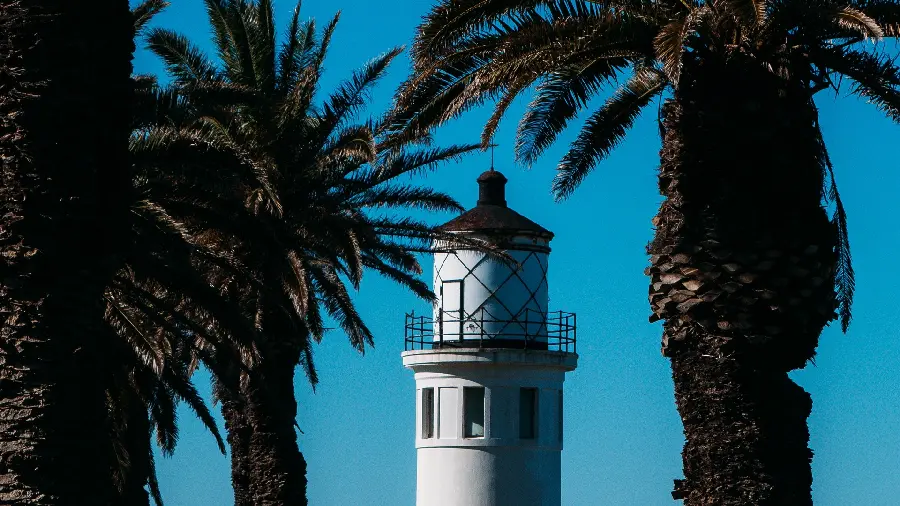 Beautiful HD photo of a tall local structure in white suitable for Mac background
