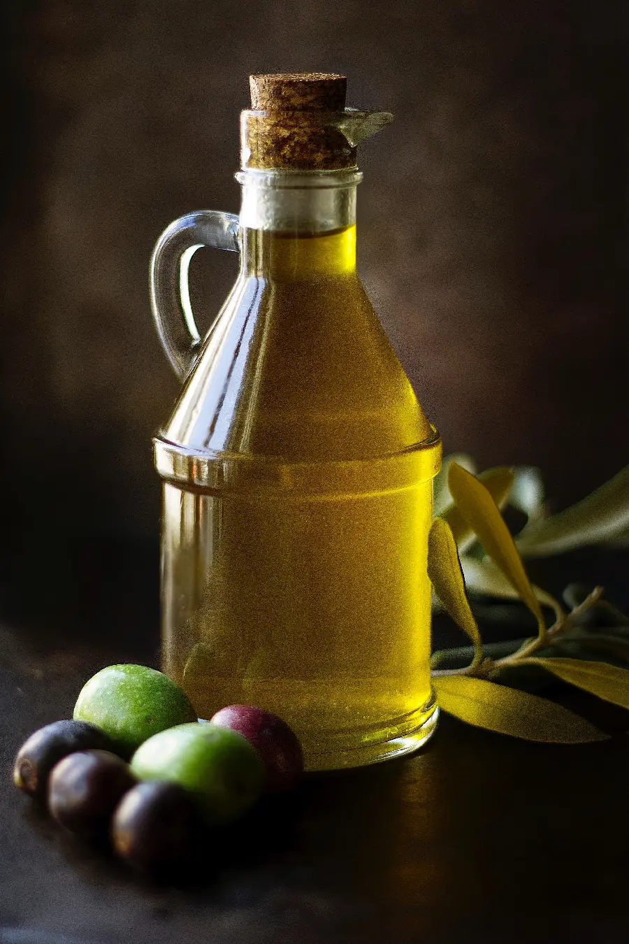 Awesome wallpaper of edible olive oil with attractive light 