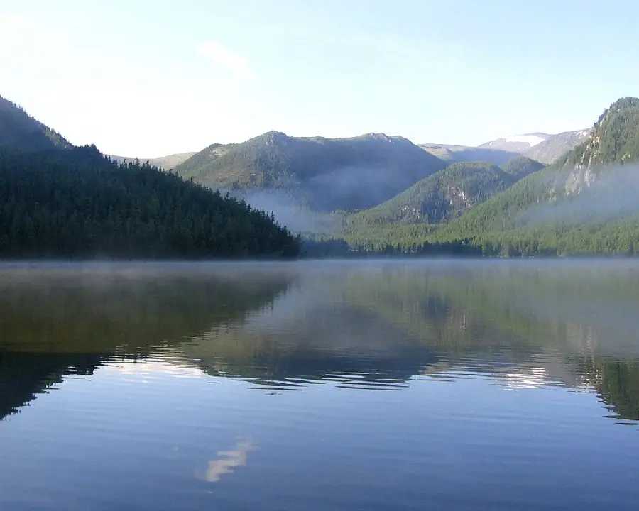 Sparkling wallpaper of a clear lake in Siberia suitable for computer 