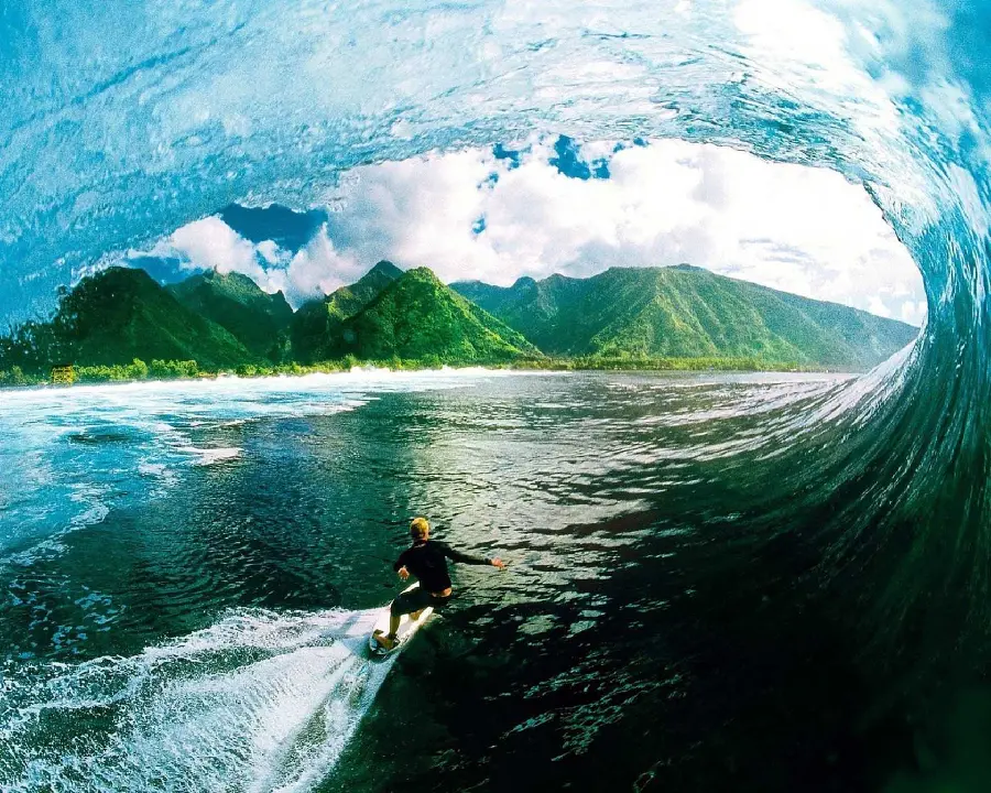 Beautiful and spectacular surfing image in 4k quality