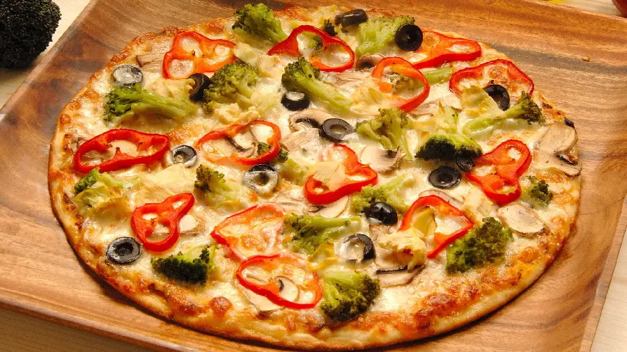A delicious and delicious pizza background for Windows 12