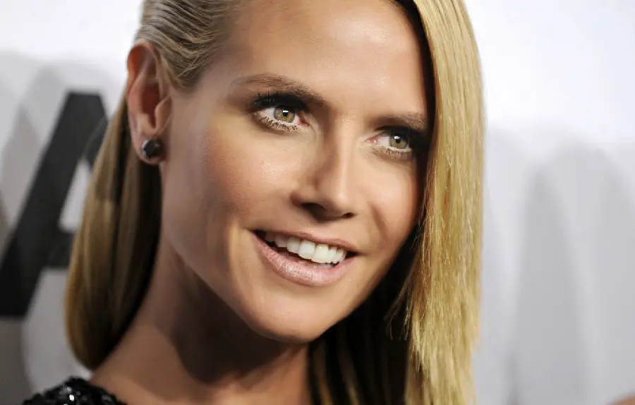 Download old Heidi Klum photo from a close angle with pleasant details 
