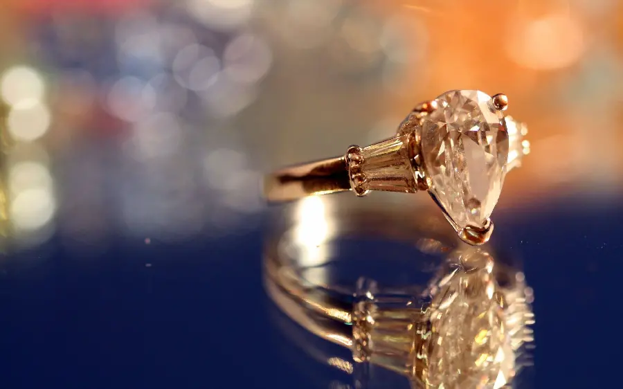 Unclear and poor quality fantasy image of a diamond ring