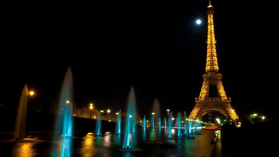 Download a beautiful background for Apple laptops of the blue fountains in front of the famous Eiffel Tower in Paris, the cradle of French culture