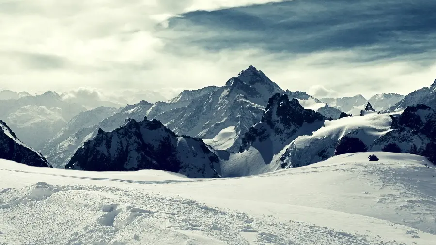 Cool background image for Windows 12 with winter mountain nature design 