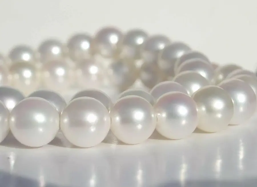 Beautiful wallpaper of a pearl necklace