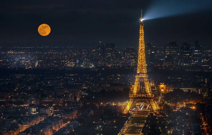 A luminous image of the Eiffel Tower in Paris at night in the kindergarten of culture, full HD quality, special for WhatsApp