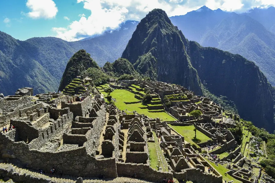 The best wallpaper of the historical and mysterious city of Machu Picchu in the heart of the proud mountains
