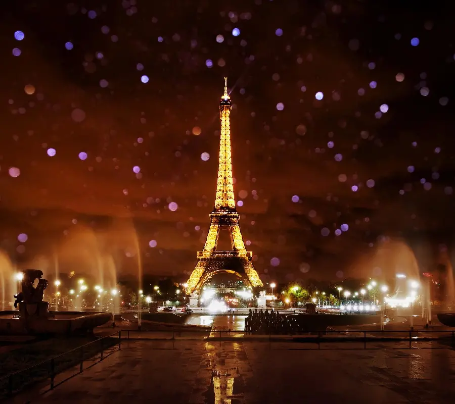 Download a spectacular stock photo at night of the Eiffel Tower, Paris, the French Cultural Center and the scenery next to it in HD quality