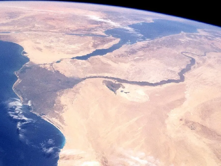 Download an interesting aerial map of the Nile River in Egypt 