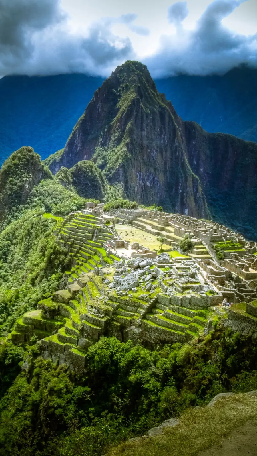 Download the unique background image of the ancient civilization of Machu Picchu proudly in the heart of the mountains