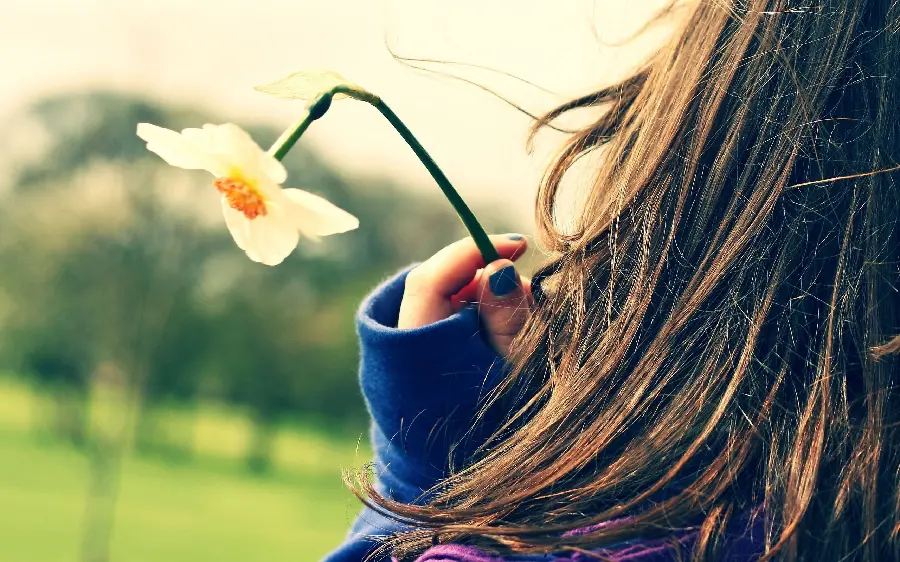 Full HD wallpaper of a golden-haired girl with a daffodil in her hand