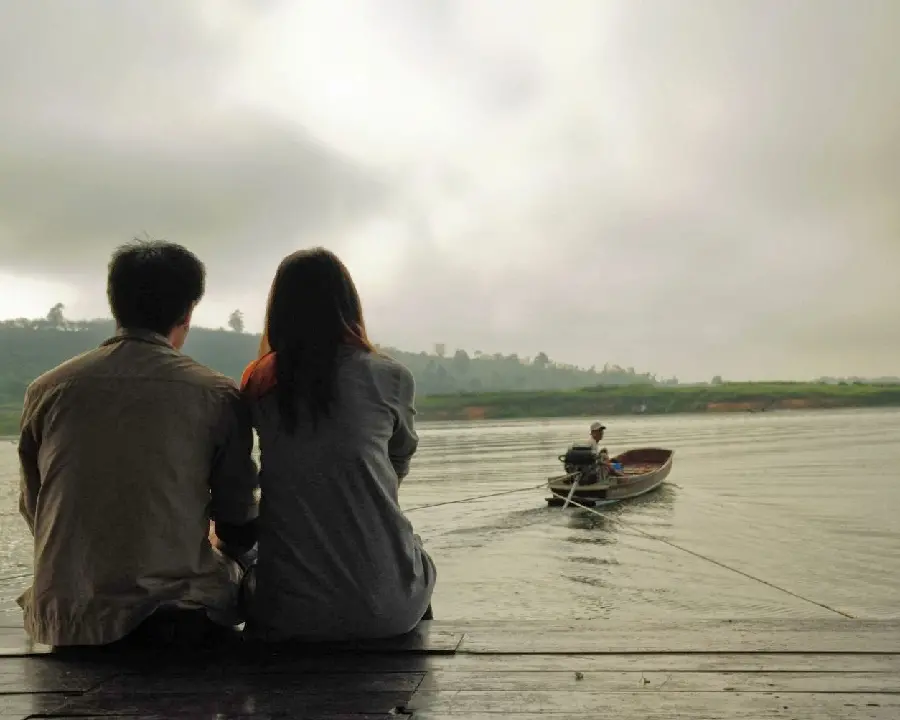 The latest romantic profile picture of a girl and a boy by the sea