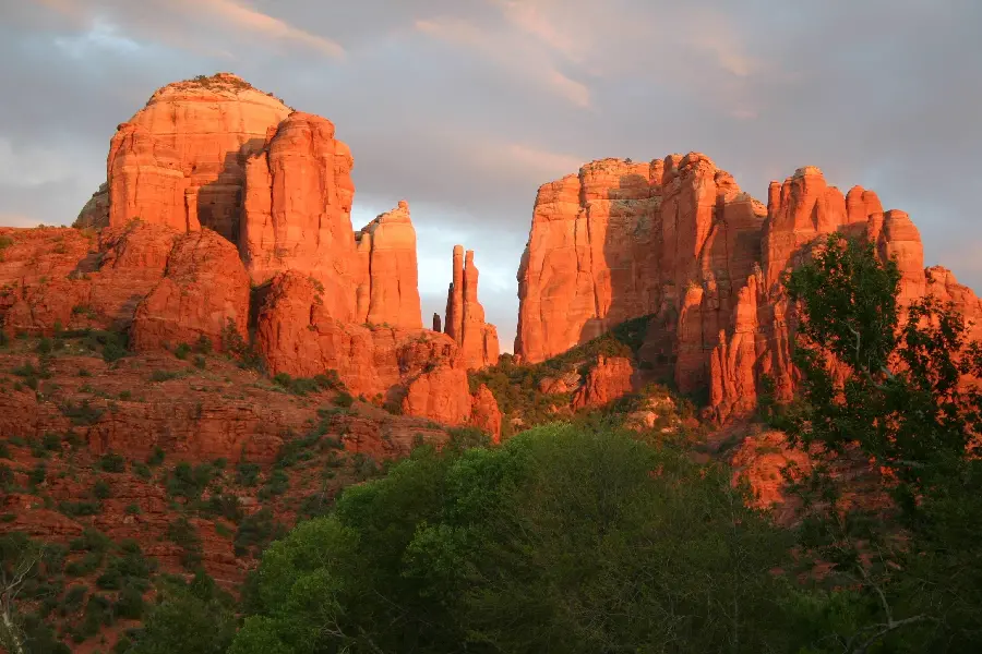 Photo of huge rocks with green vegetation in the Arizona desert suitable for phones
