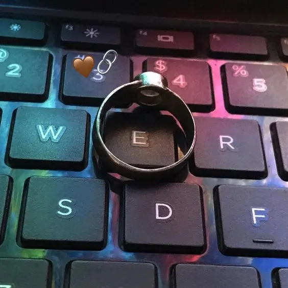 A romantic profile picture with the letter E on the keyboard in HD quality