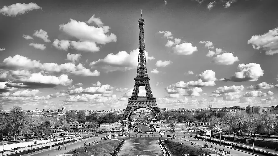 Free download of a creepy wallpaper of the Eiffel Tower with a black and white theme for the laptop 