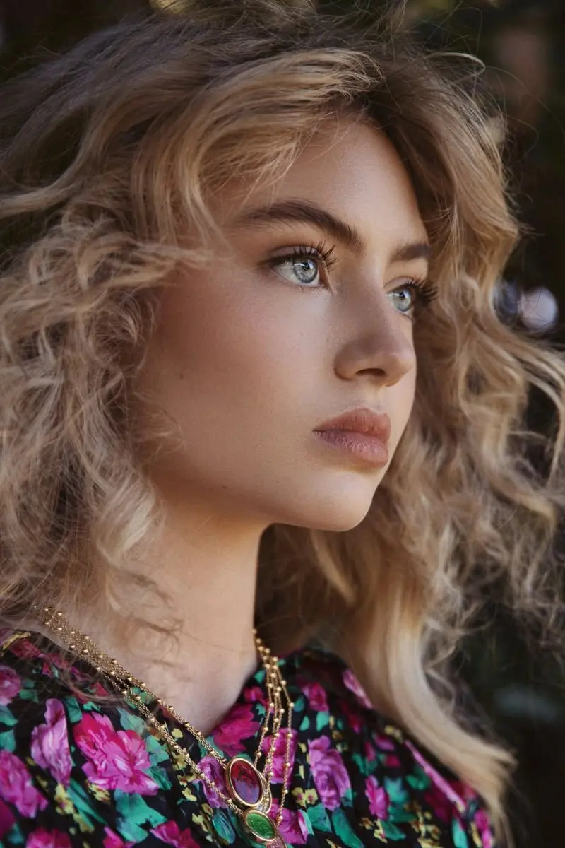 Closed frame photo of Leni Klum's natural and beautiful face with lovely golden hair 