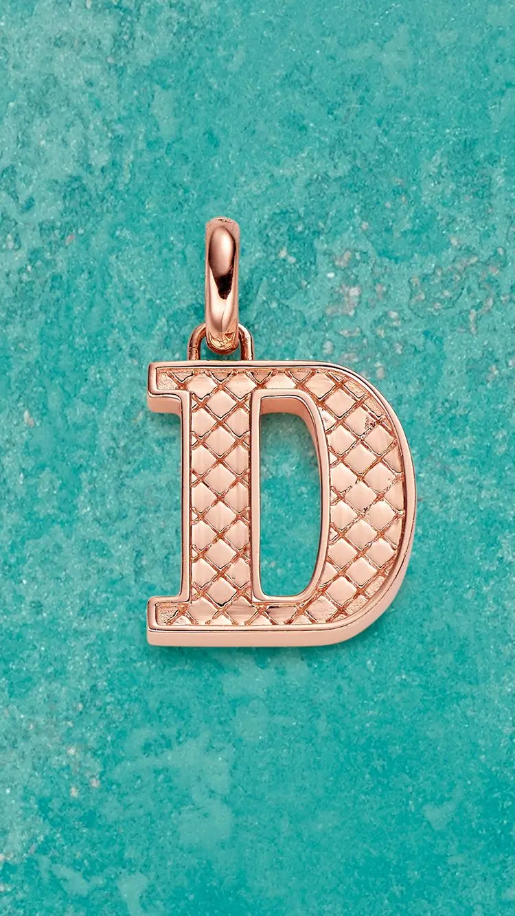 The most beautiful image of the gold plaque of the necklace with the English letter D 