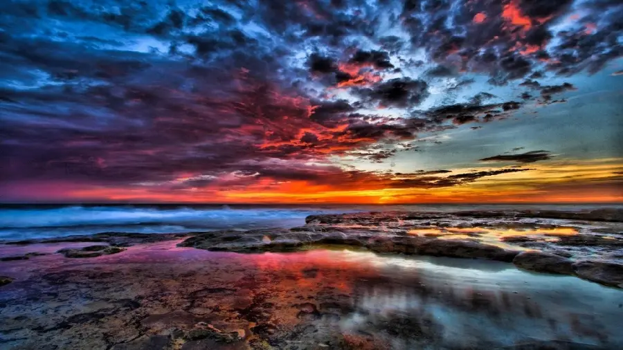 Download new wallpaper of a dreamy view of a colorful sunset at sea 