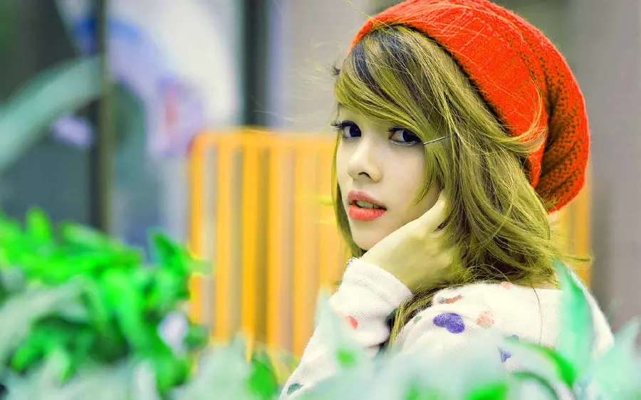 Cute Korean girl's profile with golden hair and a red hat for Instagram
