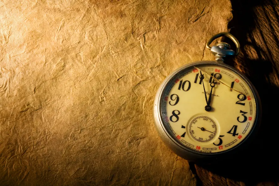 Lovely Wallpaper of Old Clock on Straw Screen