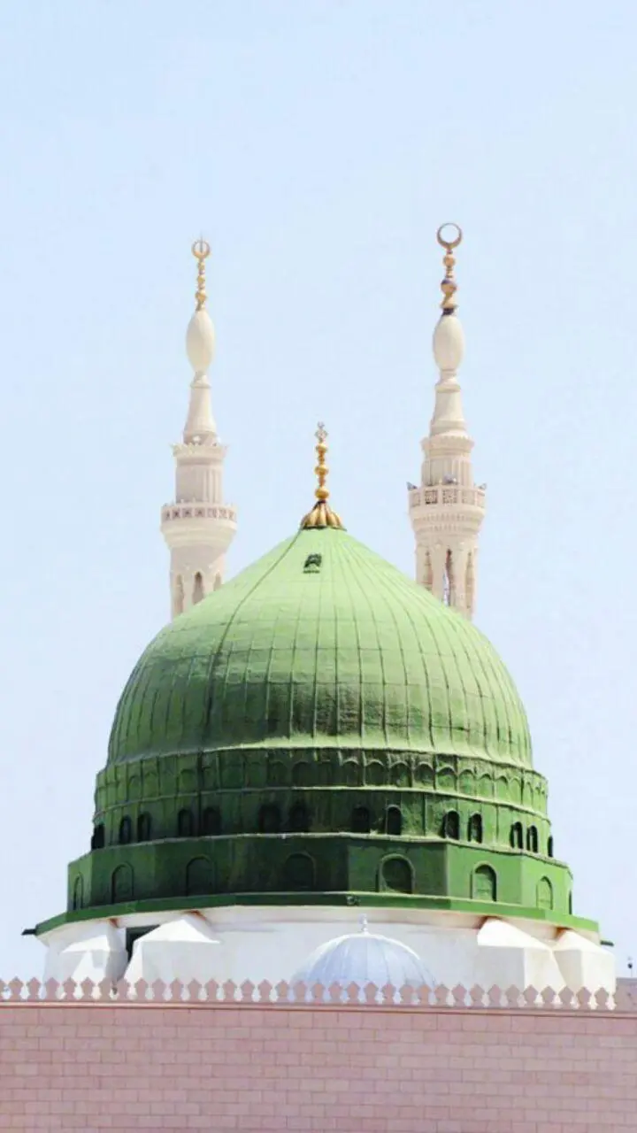 Dreamy wallpaper of the green dome of the Prophet's Mosque in the city of Medina
