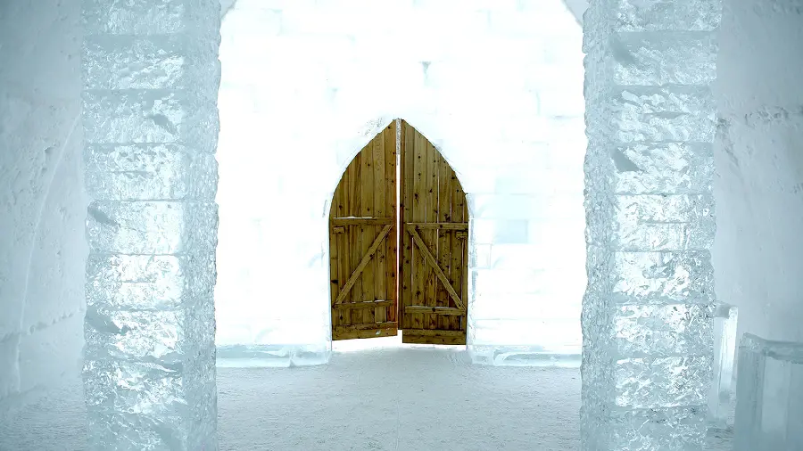 4k Awesome Concept Wallpaper of Wooden Door in Snow