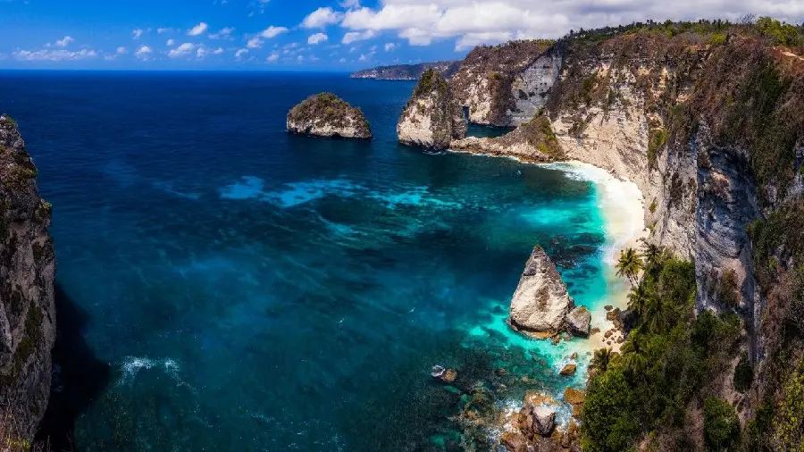 A photo of interesting coastal cliffs by the blue sea in Bali