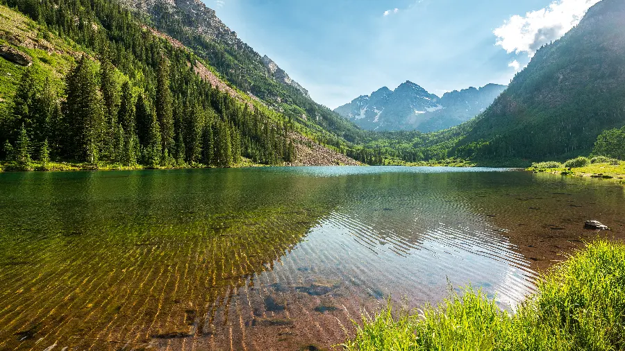 Stunning photo of a clear clear lake with beautiful faint light waves