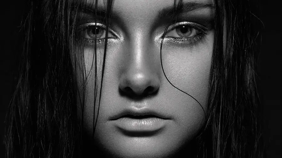 Black and white photo of an attractive black-haired girl for Instagram profile