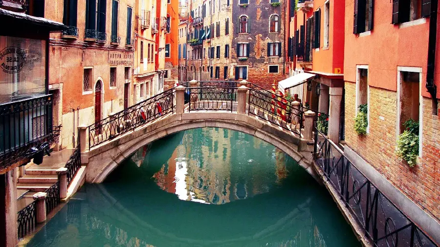 Pictures of tourist attractions in the city of Venice, Italy