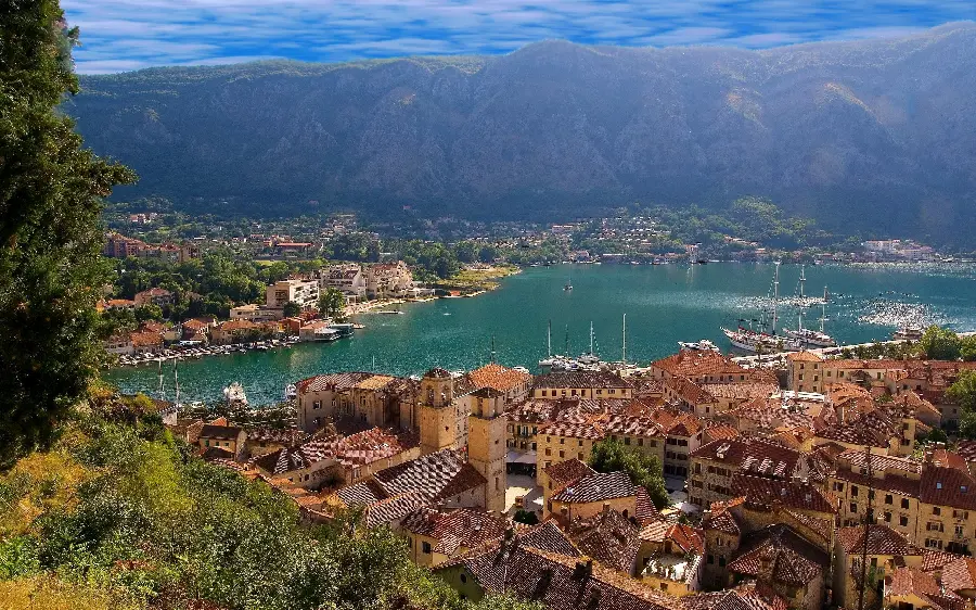 Aerial photo of the large lake in the middle of the city, attractive for the profile of nature lovers