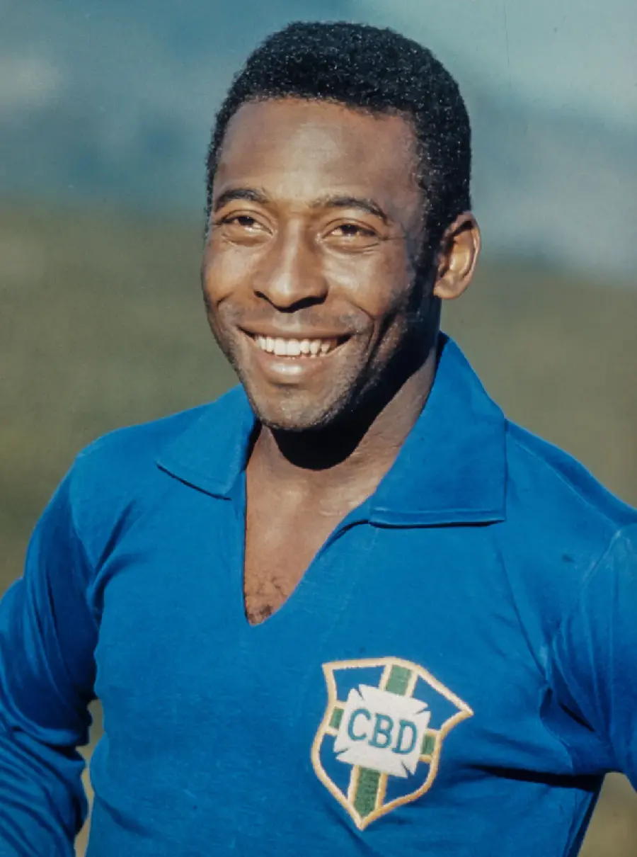 Wallpaper of the Brazilian player Pele in his youth and the blue uniform of the Brazilian national team