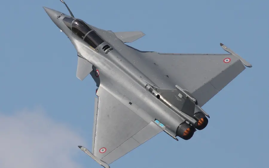 Photo of a fighter jet and a picture of the most beautiful American fighter jets and aircraft