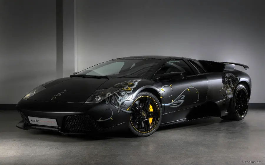 Black Lamborghini eye-catching wallpaper
