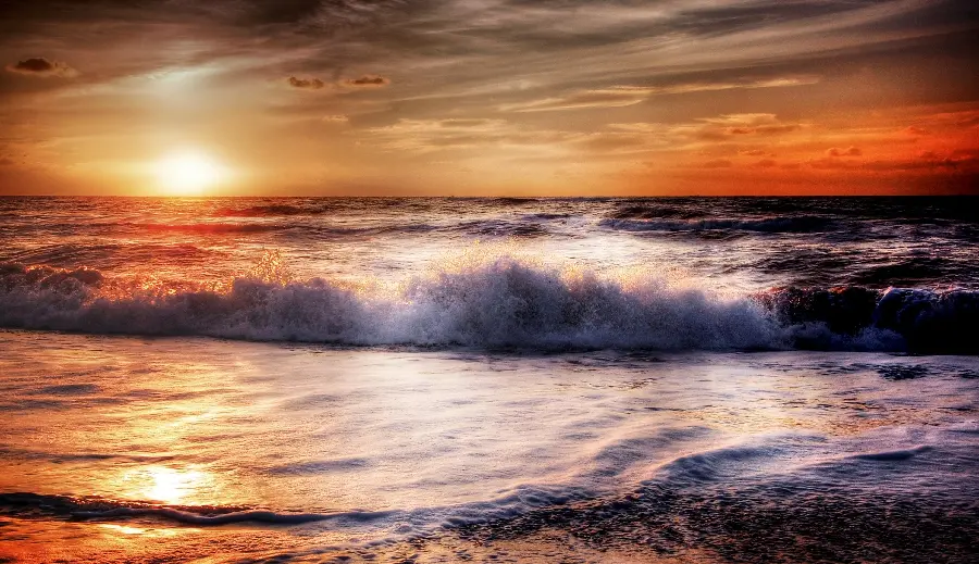 Image of the roaring waves of the sea as a background for all types of computers