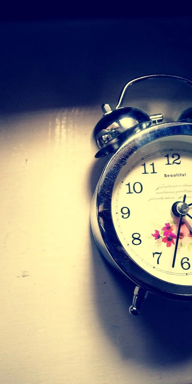 Spectacular mobile wallpaper with stylish clock design