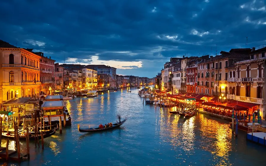 Wonderful view of the city of Venice at night