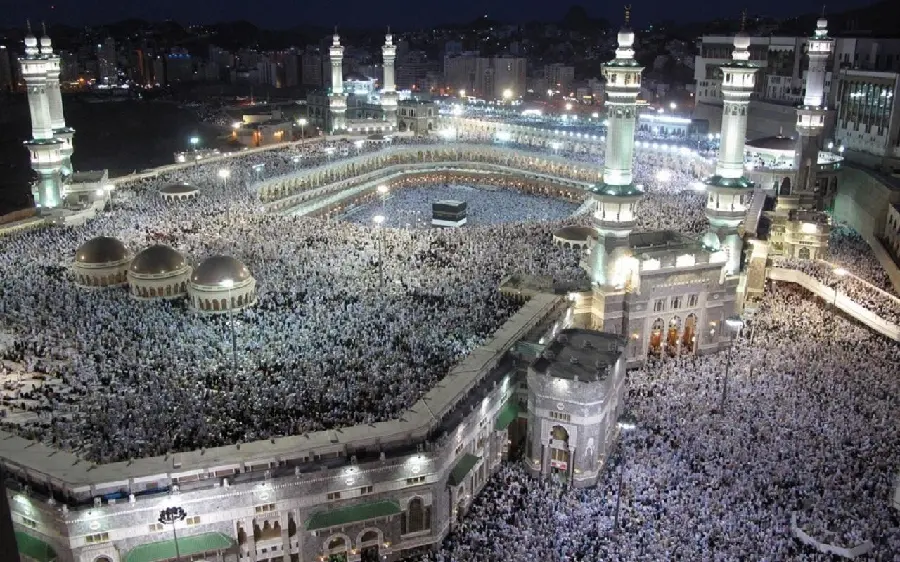 Very interesting Full HD aerial photo of Medina Mosque