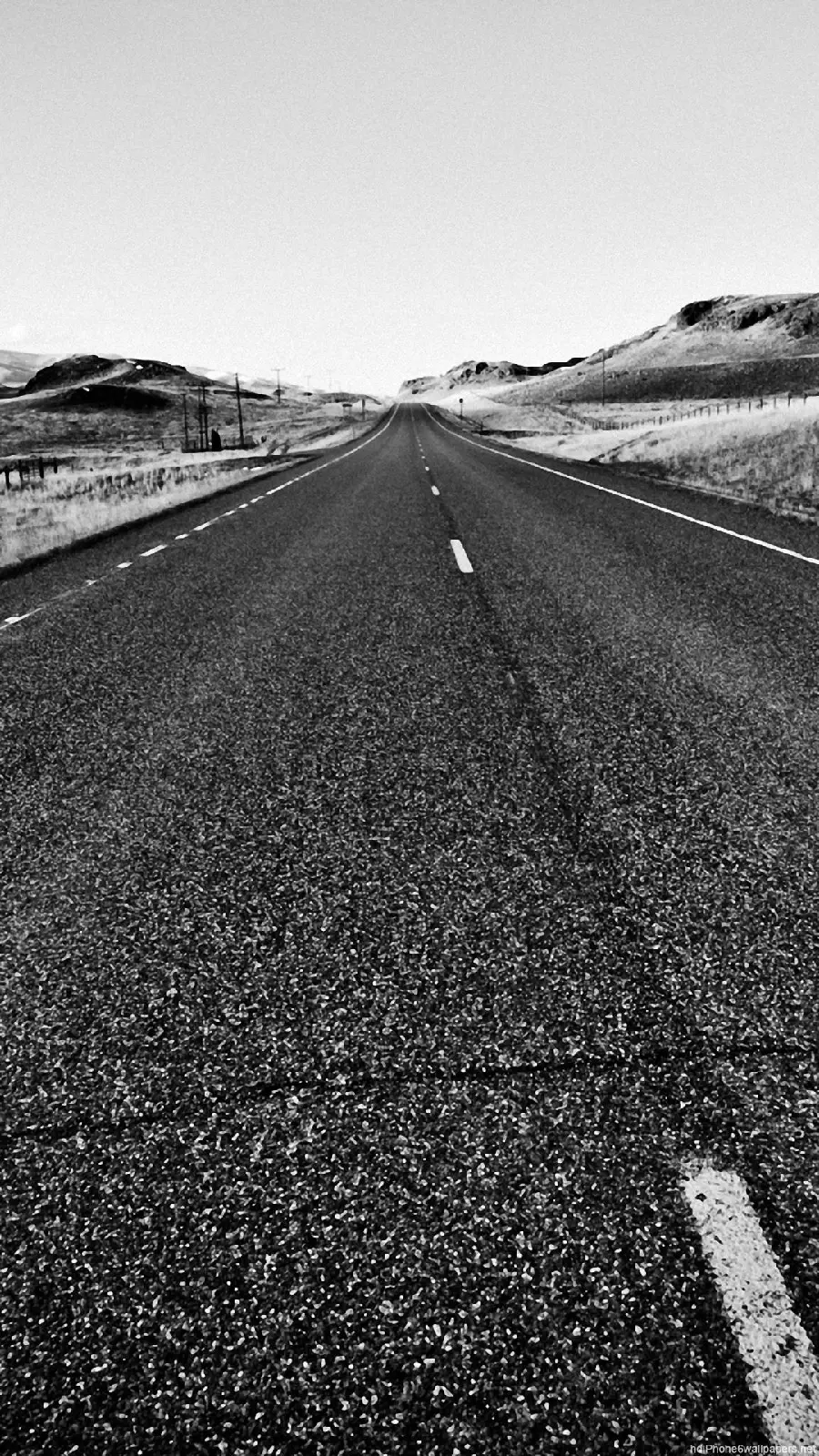 Black and white long road photo suitable for iPhone wallpaper