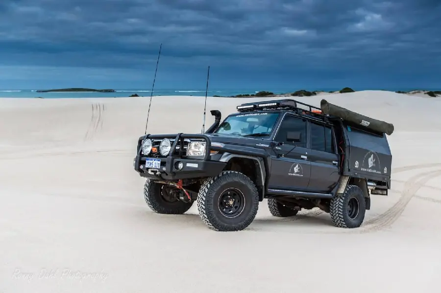 Free download of photos of Toyota Land Cruiser 70 series off-road