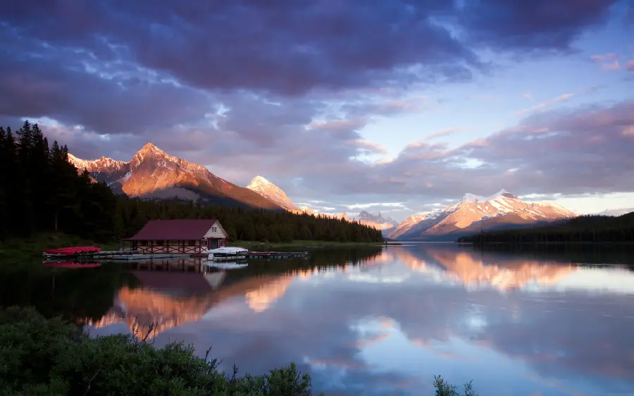 A spectacular wallpaper of a beautiful sky and a beautiful house by the water