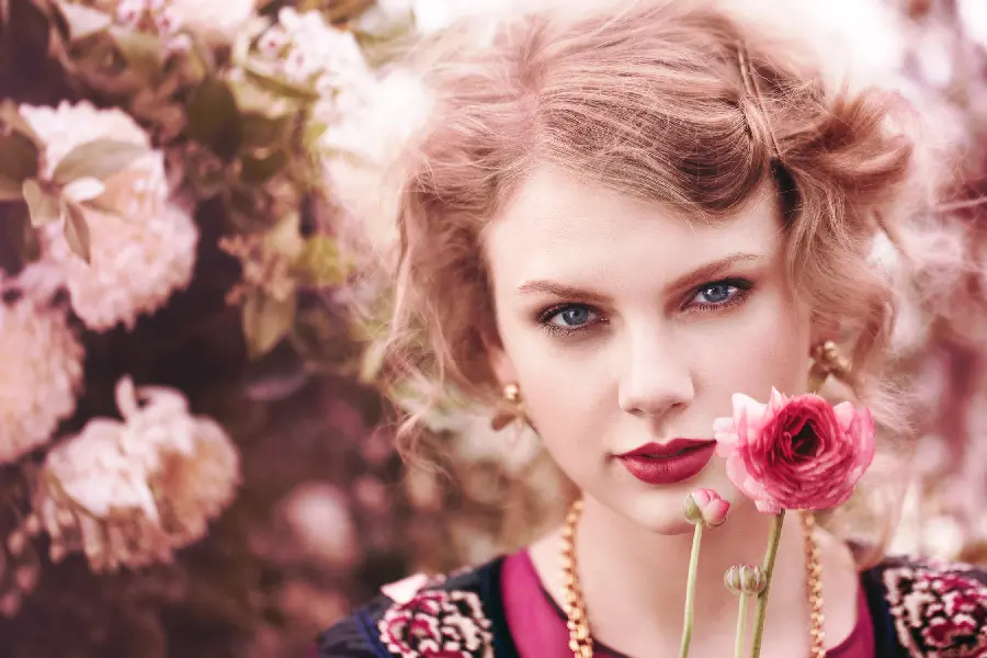Full HD spectacular frame of Taylor Swift with Classic European Dress