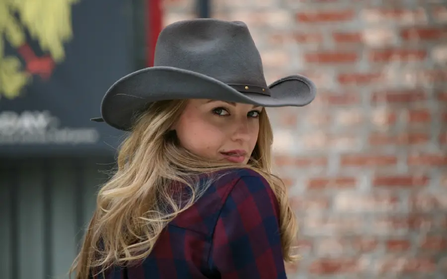 Popular Blonde Foreign Girl With Beautiful Hat Wallpaper
